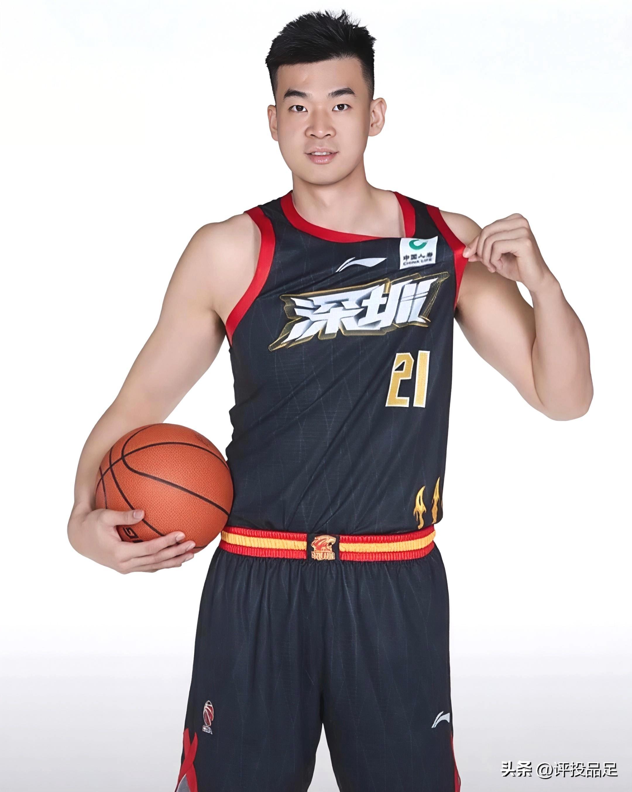 明星解说视频-国际比赛日广东宏远调整名单以备CBA季后赛；更衣室发声环节打磨；话题不断；阵容厚度经受考验的简单介绍